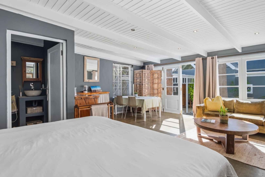 5 Bedroom Property for Sale in The Meadows Western Cape